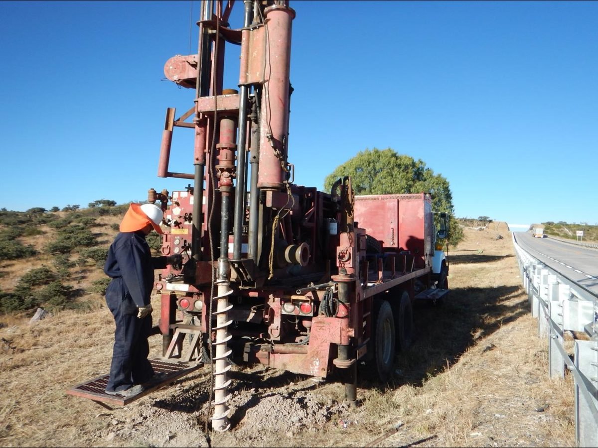 Perforadora de exploración geotécnica trabajando junto a una autopista