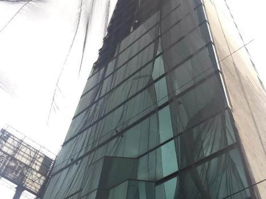 Torre de oficinas de cristal encortinada para su demolición